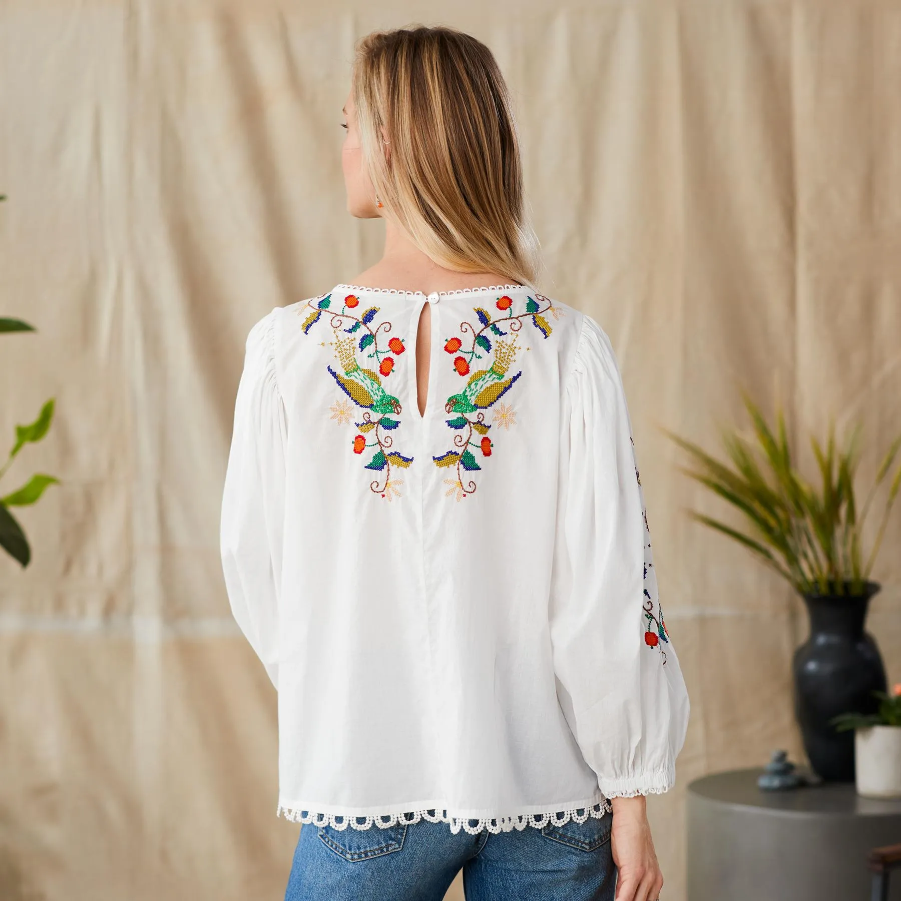 Pitanga Embroidery Blouse